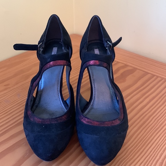 Geox black suede shoes with red metallic cut out. - Picture 2 of 5